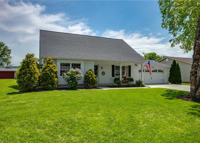 Property at 1022 Penguin St, Effingham, IL 62401, 3 beds, 2 baths