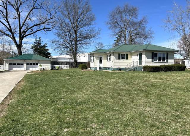 Property at 1001 N Henrietta St, Effingham, IL 62401, 3 beds, 1 bath