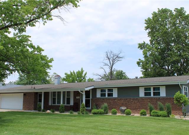 Property at 725 Park Pl, Shelbyville, IL 62565, 3 beds, 2 baths