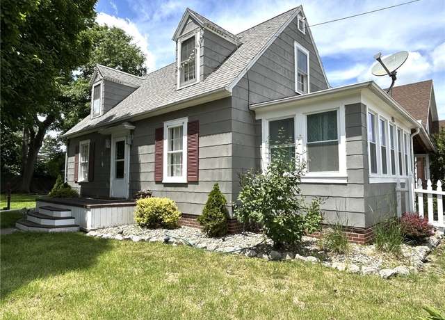 Property at 413 S 3rd St, Effingham, IL 62401, 2 beds, 2.5 baths