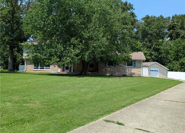 Property at 18 Woodmere Dr, Paris, IL 61944, 4 beds, 2.5 baths