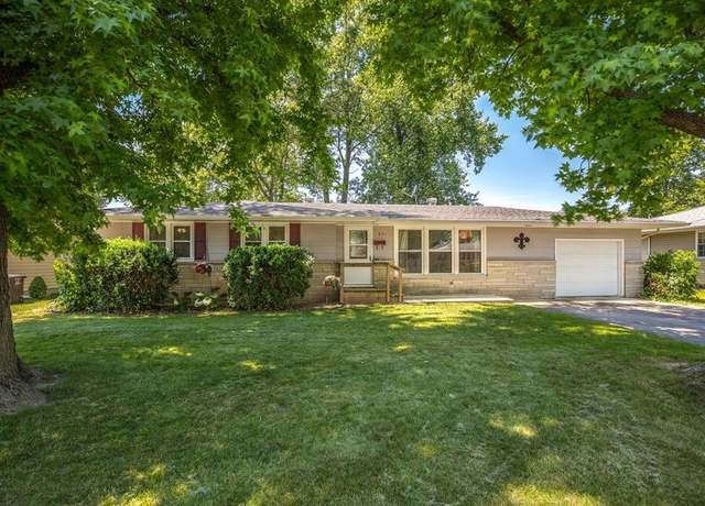 Property at 801 N Parkview St, Effingham, IL 62401, 4 beds, 3 baths