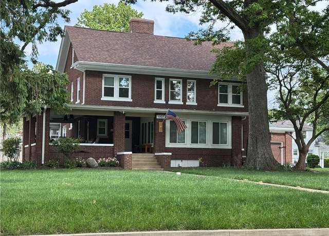 Property at 1007 10th St, Charleston, IL 61920, 4 beds, 2.5 baths
