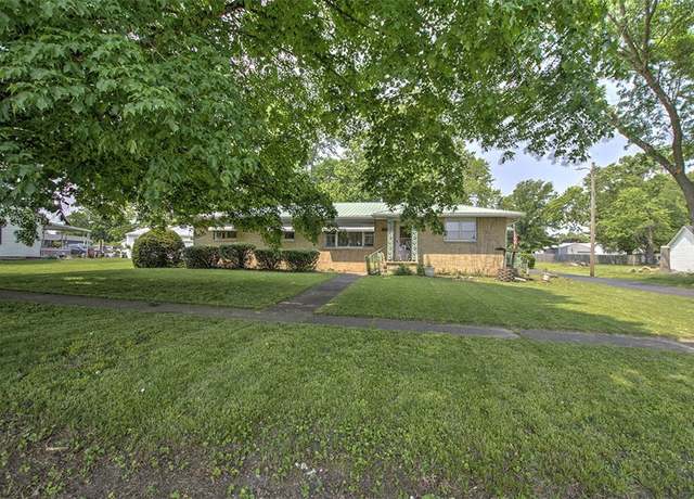 Property at 427 S Madison St, Cerro Gordo, IL 61818, 4 beds, 1.5 baths