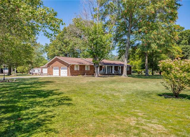 Property at 9769 Loy Chapel Rd, Effingham, IL 62401, 4 beds, 3 baths