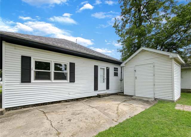 Property at 621 Piatt Ave, Mattoon, IL 61938, 2 beds, 1 bath