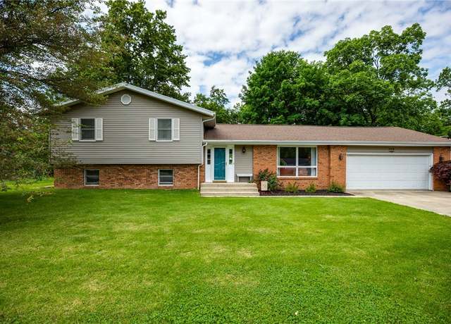 Property at 106 E Hawthorne Dr, Effingham, IL 62401, 4 beds, 2.5 baths