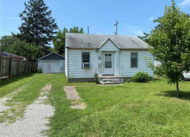 Property at 1416 14th St, Charleston, IL 61920, 2 beds, 1 bath