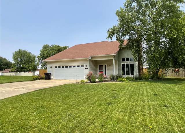 Property at 114 W Edgewood Ave, Effingham, IL 62401, 3 beds, 2.5 baths