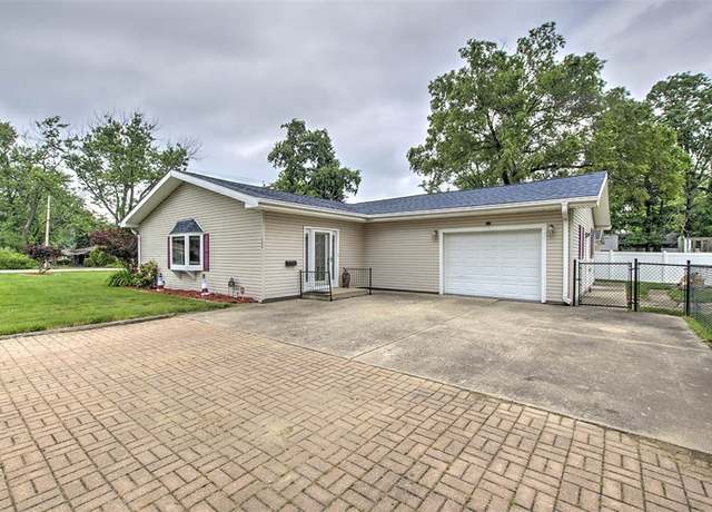 Property at 4402 E Rosewood Dr, Decatur, IL 62521, 3 beds, 2 baths