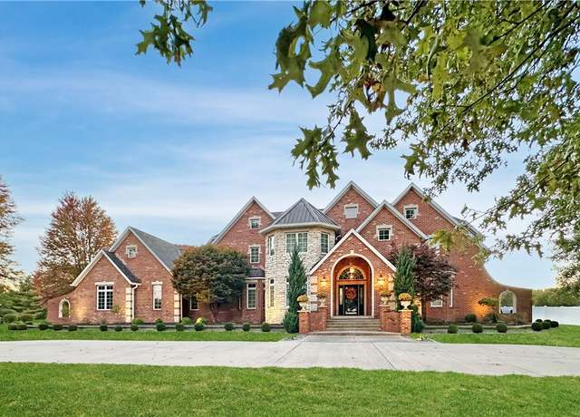 Property at 6677 N Country Club Rd, Mattoon, IL 61938, 4 beds, 4.5 baths