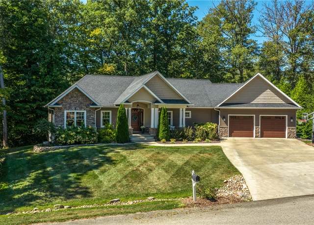 Property at 17143 Stonecreek Dr, Effingham, IL 62401, 4 beds, 3 baths