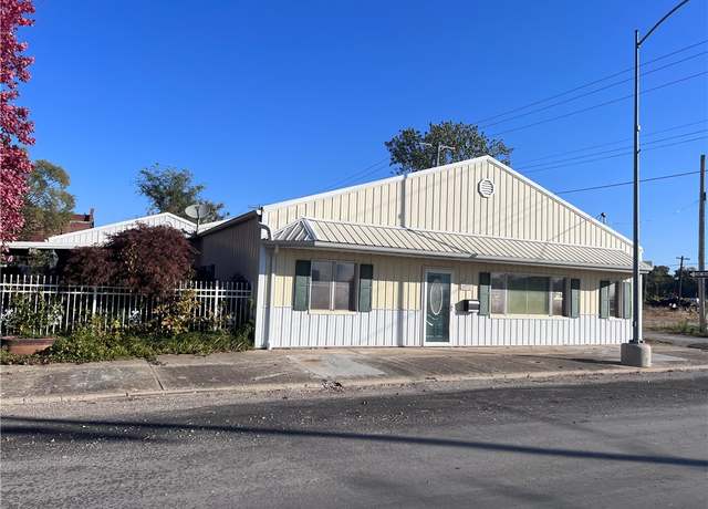 Property at 112 4th St, St Elmo, IL 62458, 2 beds, 2 baths