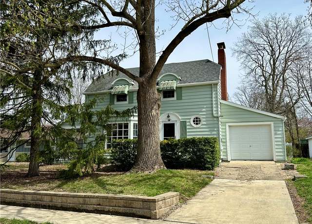 Property at 845 10th St, Charleston, IL 61920, 3 beds, 1.5 baths