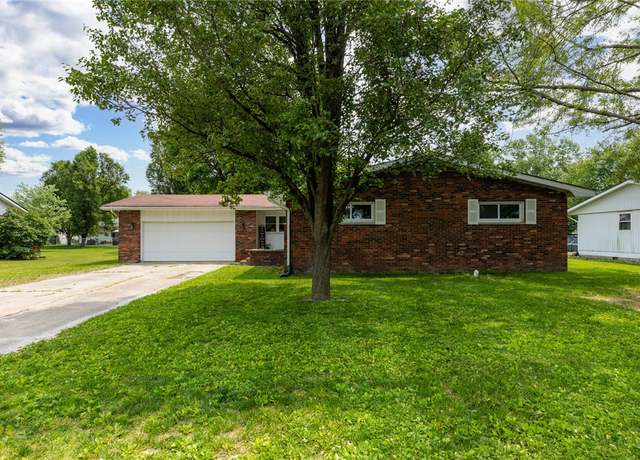 Property at 1010 N Wenthe Dr, Effingham, IL 62401, 3 beds, 2 baths