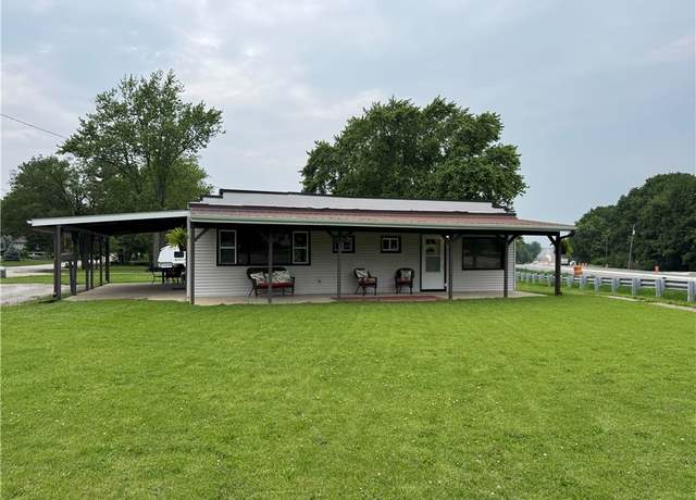 Property at 1302 W Pershing Rd, Decatur, IL 62526, 3 beds, 1 bath
