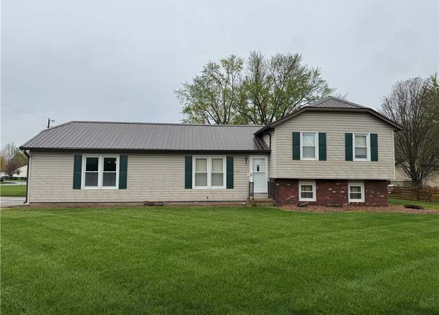 Property at 1101 W Rickelman Ave, Effingham, IL 62401, 3 beds, 1.5 baths