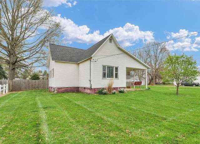 Property at 121 W North St, Oakland, IL 61943, 3 beds, 1 bath