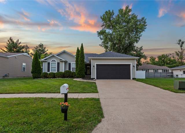 Property at 919 Woodberry Ln, Charleston, IL 61920, 3 beds, 2 baths