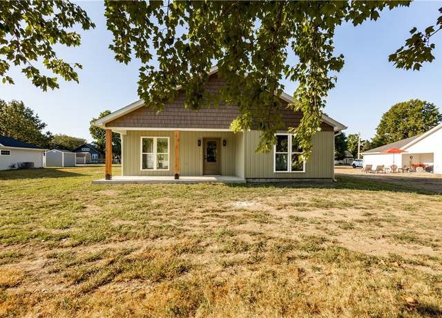 Property at 104 E North 2nd St, Findlay, IL 62534, 3 beds, 2 baths