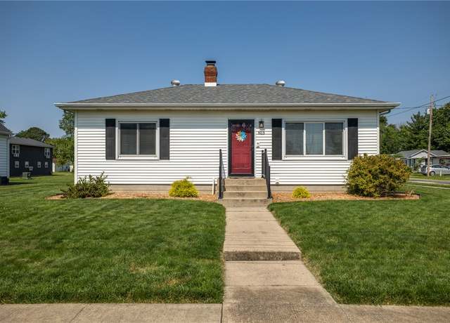 Property at 813 N Main St, Effingham, IL 62401, 3 beds, 1.5 baths