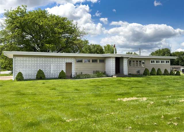 Property at 1511 E Fayette Ave, Teutopolis, IL 62467, 5 beds, 2 baths