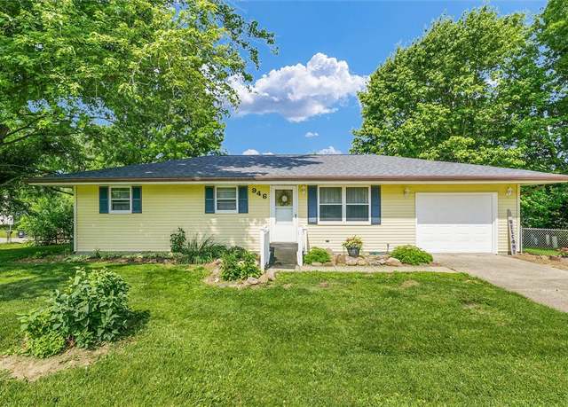 Property at 946 Foxcrest Dr, Charleston, IL 61920, 3 beds, 1 bath