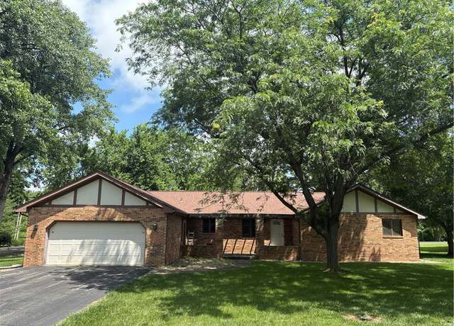 Property at 1740 Illini Dr, Decatur, IL 62521, 3 beds, 2.5 baths