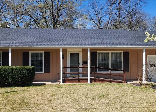 Property at 903 S 1st St, Effingham, IL 62401, 3 beds, 1.5 baths