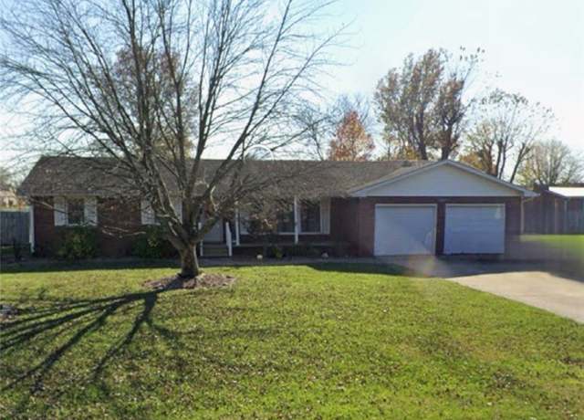 Property at 307 W Poplar Dr, Effingham, IL 62401, 3 beds, 2 baths