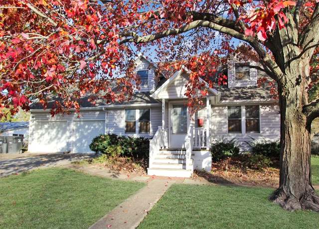 Property at 1400 S 3rd St, Effingham, IL 62401, 4 beds, 3 baths