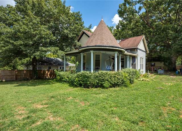 Property at 812 S 4th St, Effingham, IL 62401, 3 beds, 1 bath
