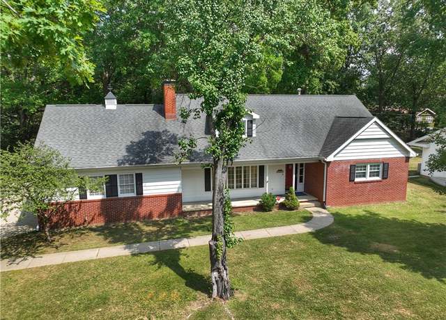 Property at 1431 Woodridge Dr, Danville, IL 61832, 4 beds, 3 baths