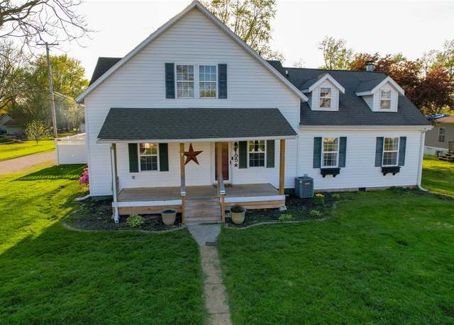 Property at 105 Carpenter St, Oakwood, IL 61858, 3 beds, 1.5 baths