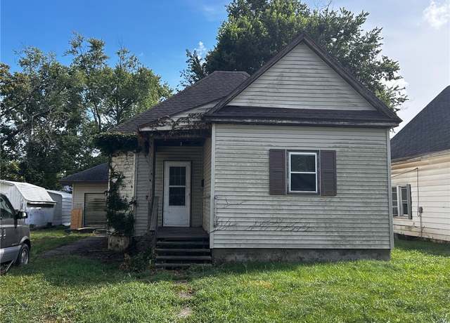 Property at 2717 Pine Ave, Mattoon, IL 61938, 3 beds, 1 bath