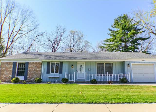 Property at 1306 Woodlawn Dr, Charleston, IL 61920, 4 beds, 3 baths
