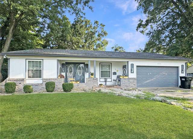 Property at 1218 Woodlawn Dr, Charleston, IL 61920, 4 beds, 3 baths