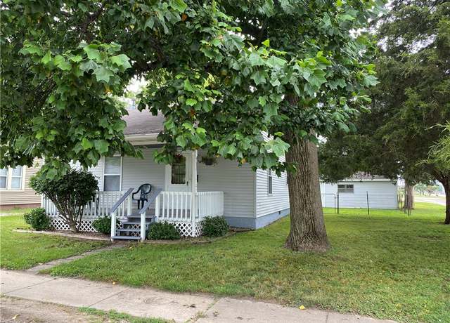 Property at 102 10th St, Charleston, IL 61920, 3 beds, 2 baths