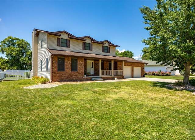 Property at 805 N Glenwood St, Effingham, IL 62401, 4 beds, 3.5 baths