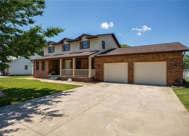 Property at 805 N Glenwood St, Effingham, IL 62401, 4 beds, 3.5 baths