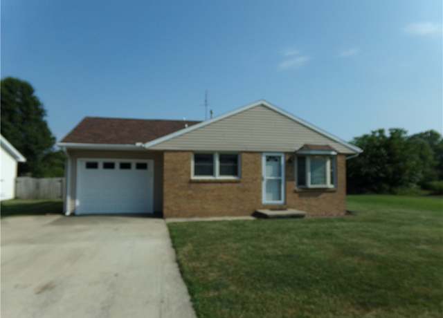 Property at 1313 S 11th St, Shelbyville, IL 62565, 3 beds, 1 bath