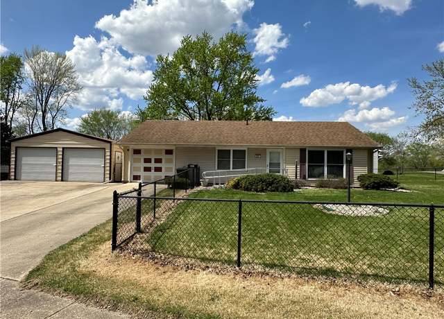 Property at 807 Hillside Dr, Danville, IL 61832, 4 beds, 1.5 baths