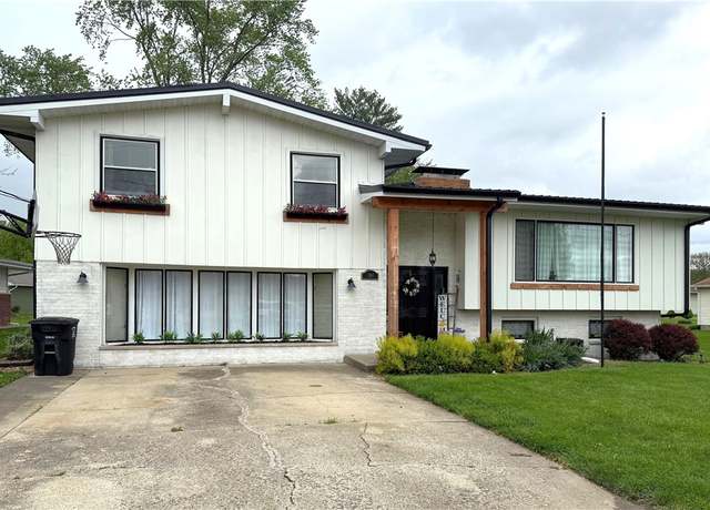 Property at 1104 Holiday Dr, Effingham, IL 62401, 3 beds, 3 baths