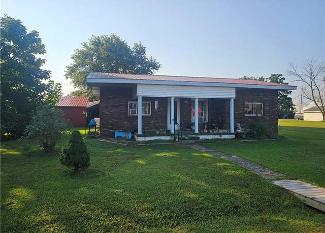 Property at 610 Hickory St, Edgewood, IL 62426, 3 beds, 1 bath