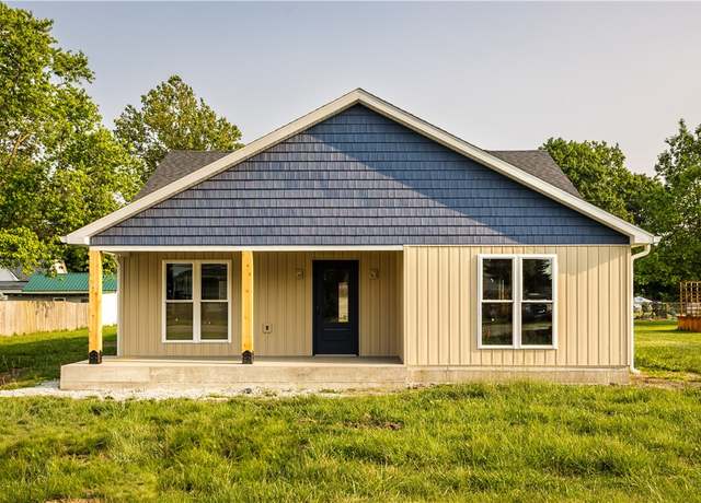 Property at 108 E North 2nd St, Findlay, IL 62534, 3 beds, 2 baths