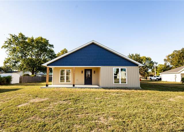 Property at 108 E North 2nd St, Findlay, IL 62534, 3 beds, 2 baths
