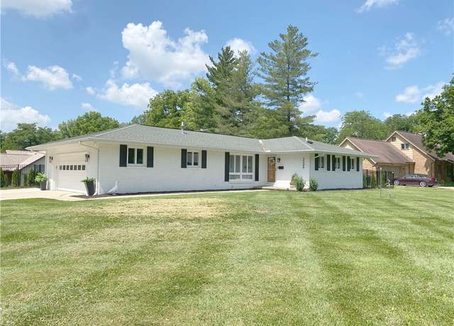 Property at 2248 Seneca Dr, Charleston, IL 61920, 3 beds, 2 baths