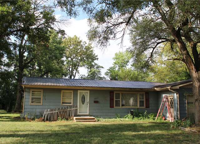 Property at 1311 W North 2nd St, Shelbyville, IL 62565, 2 beds, 1 bath