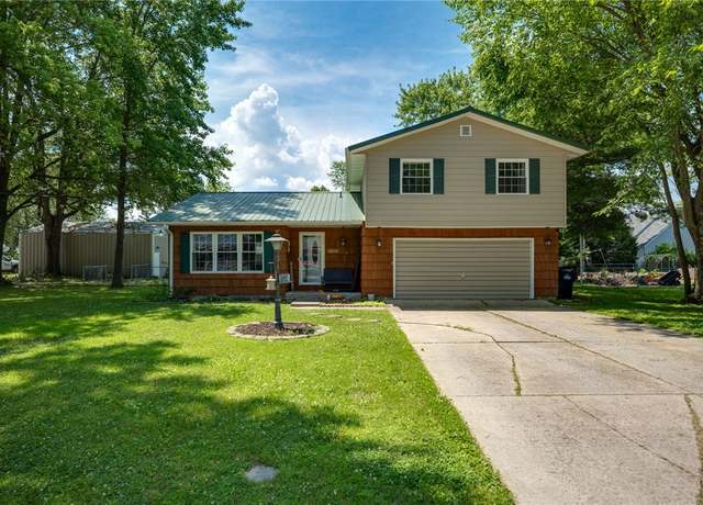 Property at 1015 W Spruce St, Salem, IL 62881, 4 beds, 2 baths