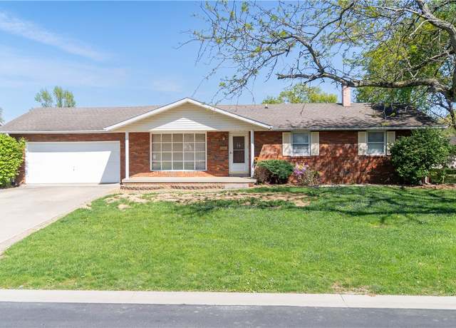 Property at 702 N Oakwood St, Effingham, IL 62401, 3 beds, 3 baths